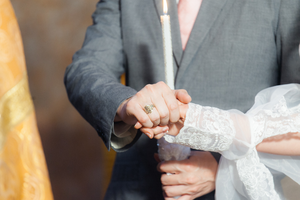 жених и невеста на венчании