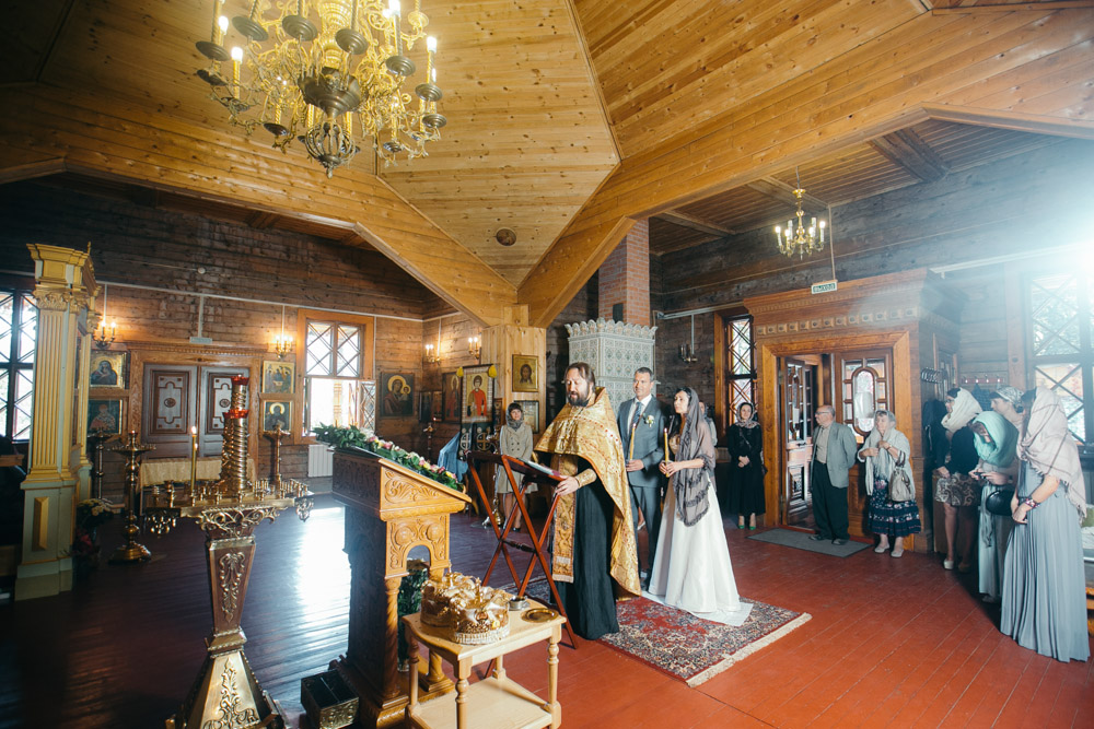 венчание в деревянном храме