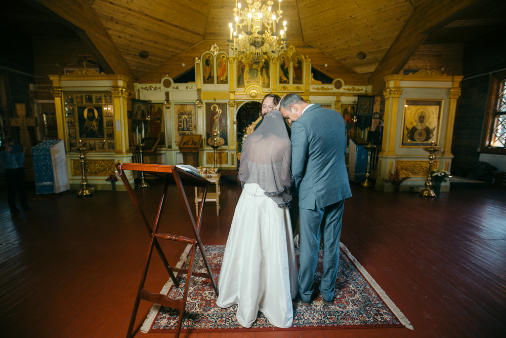 венчание в деревянной церкви