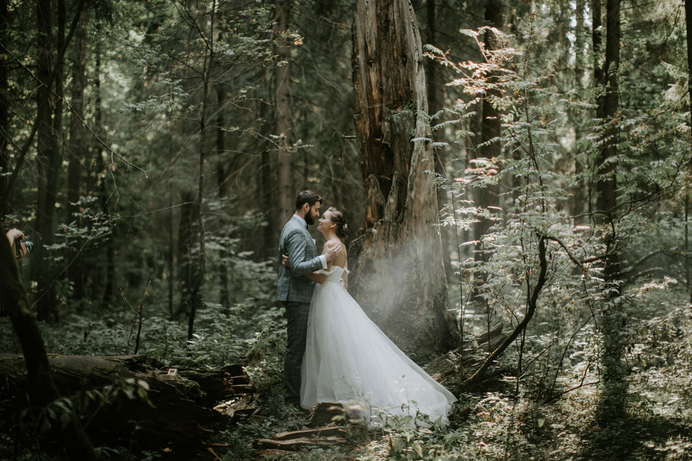 Летняя свадьба в лесу на природе